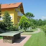 Bellavista A Garten Mit Pool Lejlighed